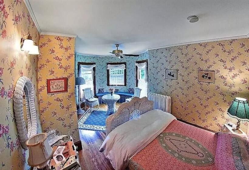 ホテル The Jeweled Turret Inn