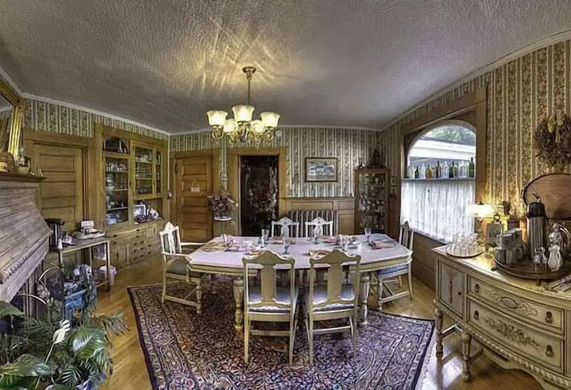 ホテル The Jeweled Turret Inn