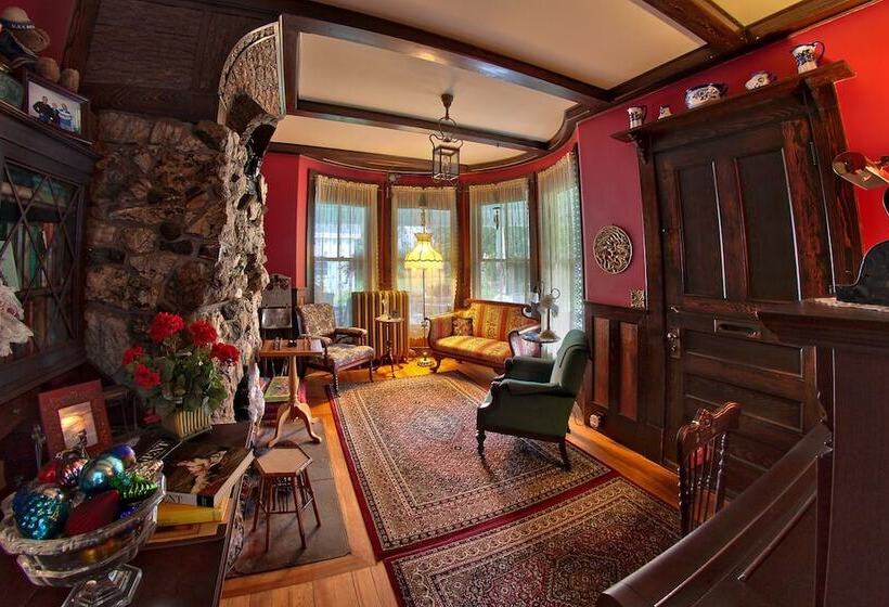 Отель The Jeweled Turret Inn