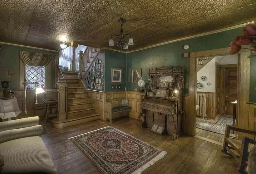 ホテル The Jeweled Turret Inn