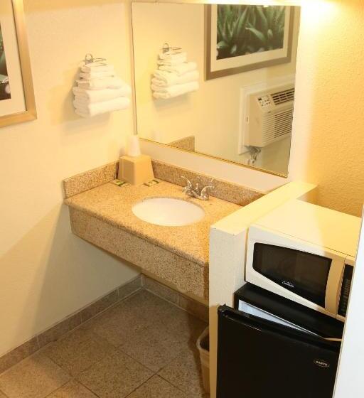 فندق على الطريق Town And Country Inn