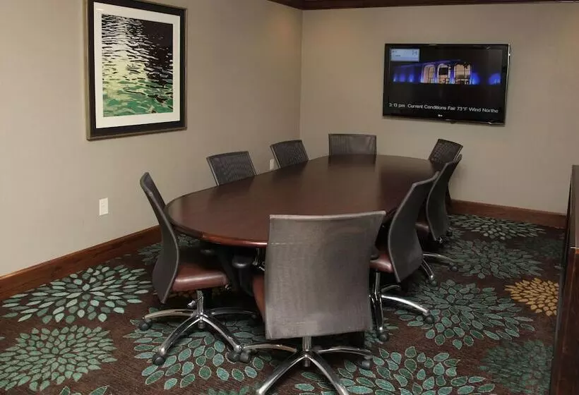 Отель Staybridge Suites Lincoln North East, An Ihg