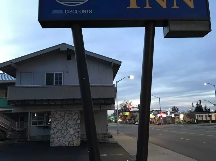 モーテル Deluxe Inn