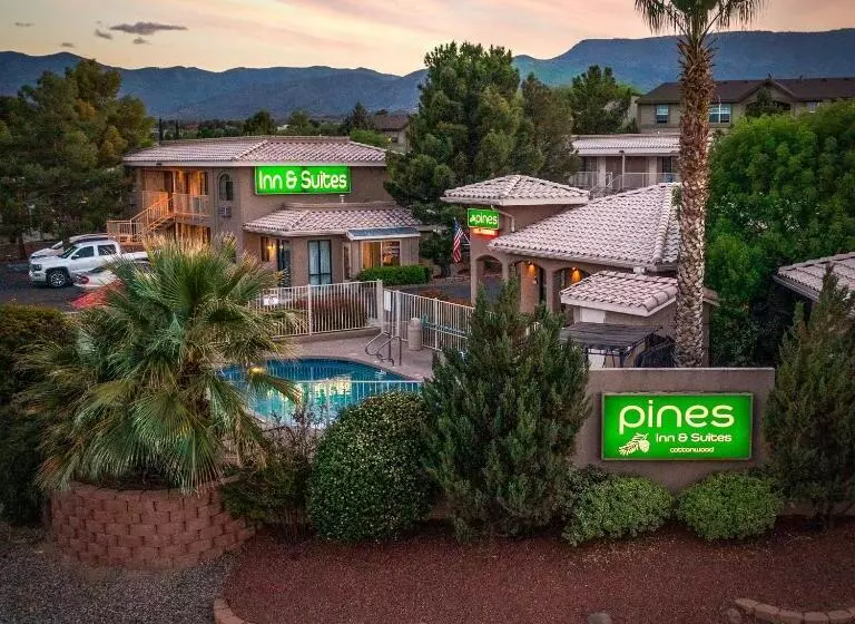 מוטל Pines Inn & Suites