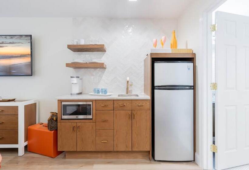 The Beach Club On Madison Avenue