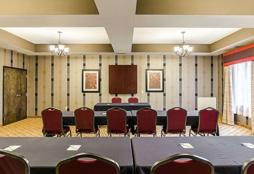 فندق Comfort Inn & Suites Lawrence  University Area