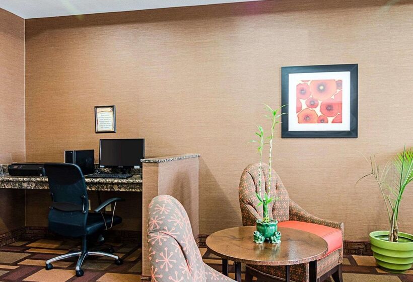 فندق Comfort Inn & Suites Lawrence  University Area