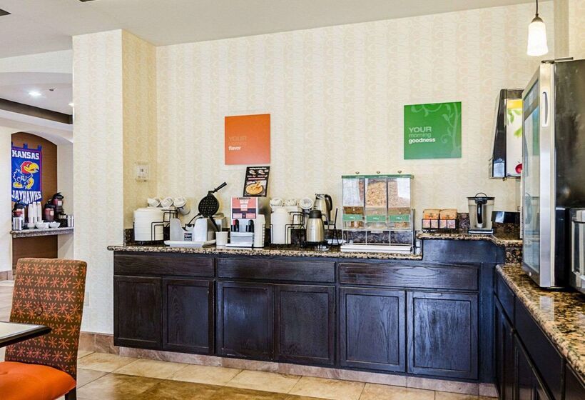 فندق Comfort Inn & Suites Lawrence  University Area