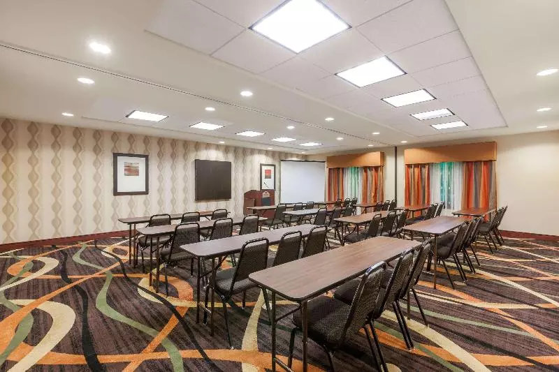 هتل La Quinta Inn & Suites By Wyndham Tulsa Midtown