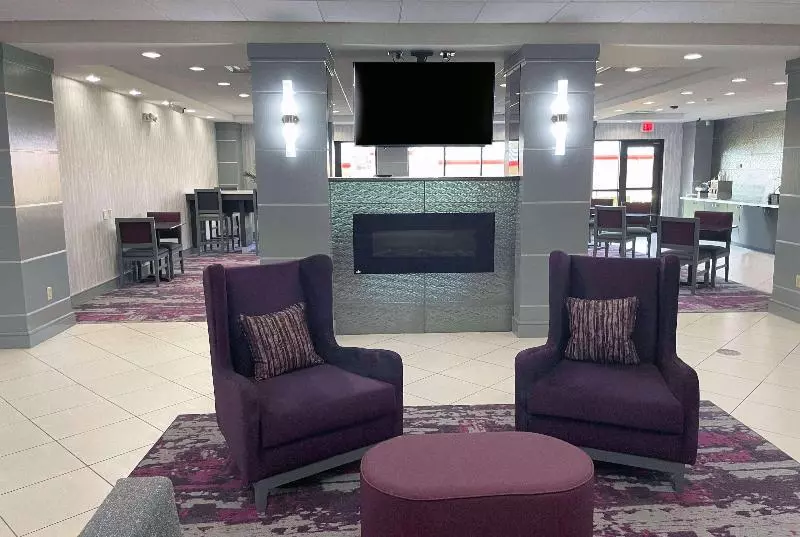 هتل La Quinta Inn & Suites By Wyndham Tulsa Midtown