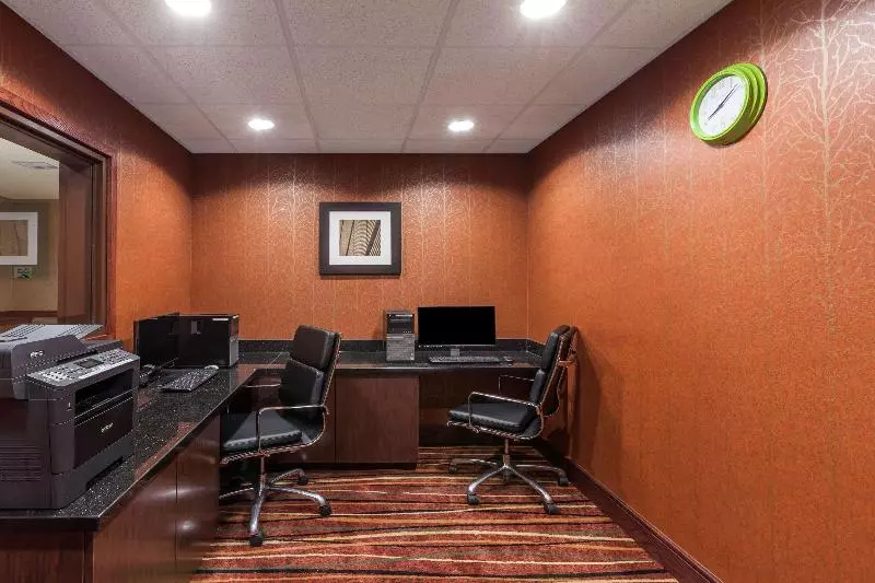 هتل La Quinta Inn & Suites By Wyndham Tulsa Midtown