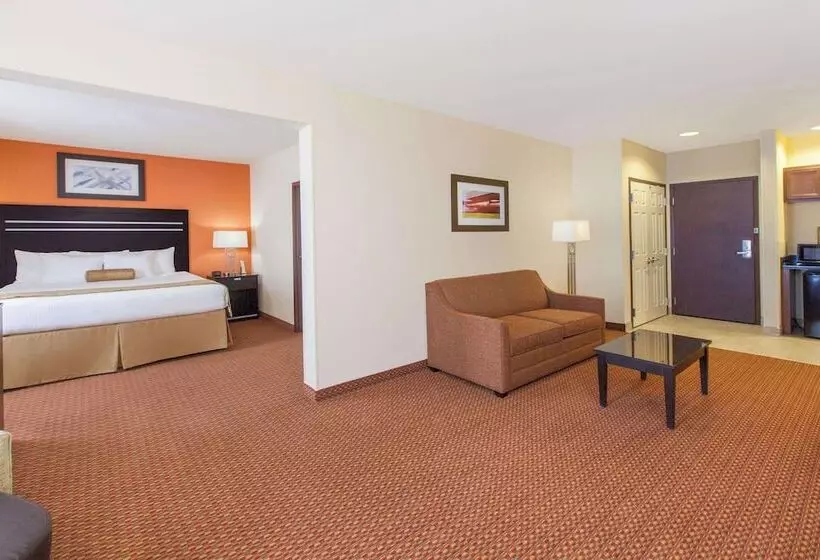 هتل La Quinta Inn & Suites By Wyndham Tulsa Midtown