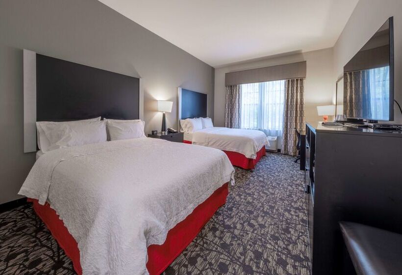 Hampton Inn & Suites Dupont