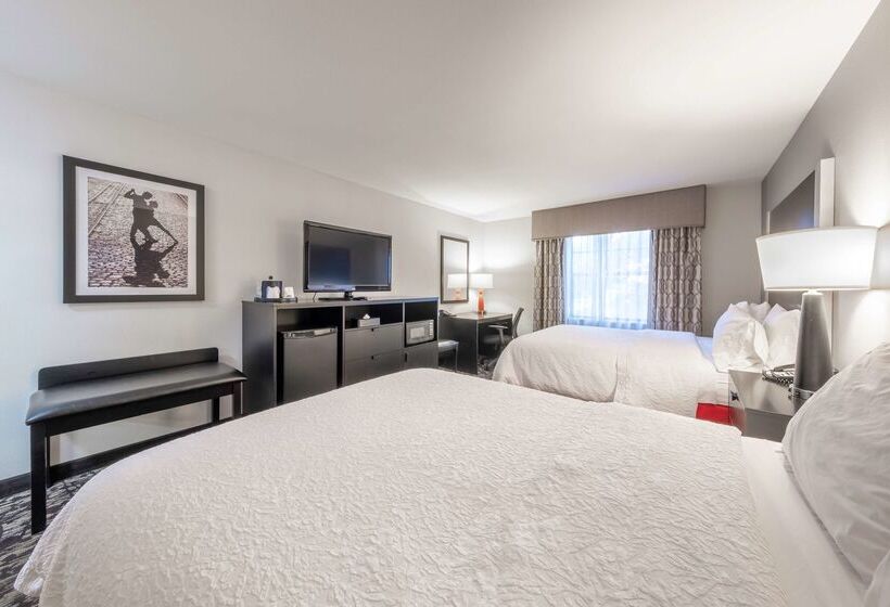Hampton Inn & Suites Dupont