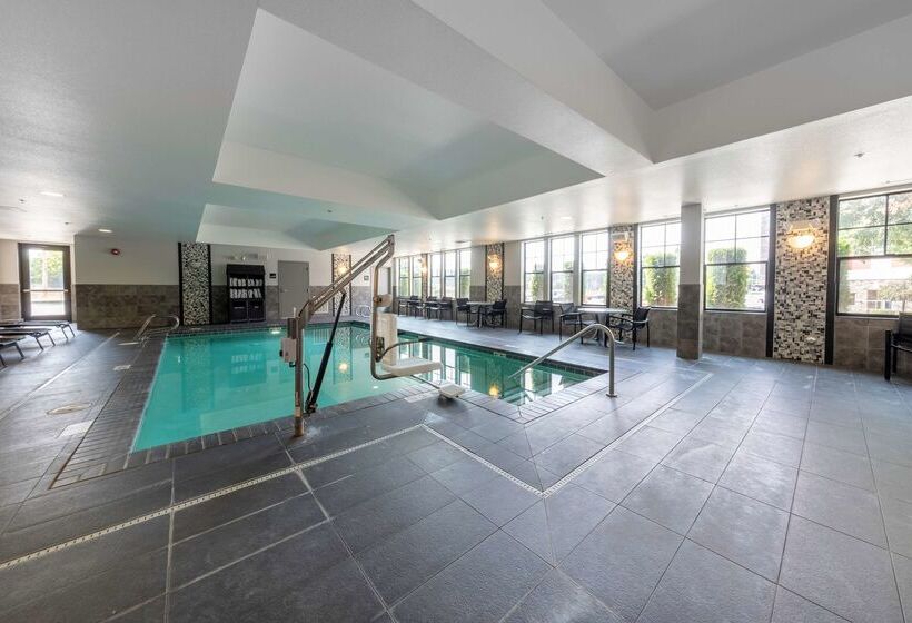 Hampton Inn & Suites Dupont