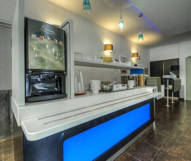 هتل Ibis Budget Paris Porte De Montmartre