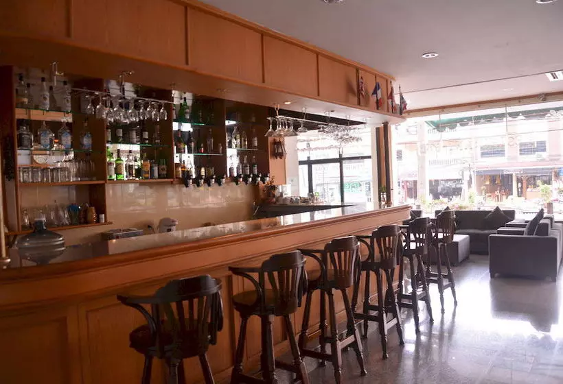 هتل Seven Oaks Inn
