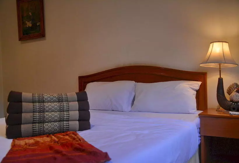 هتل Seven Oaks Inn