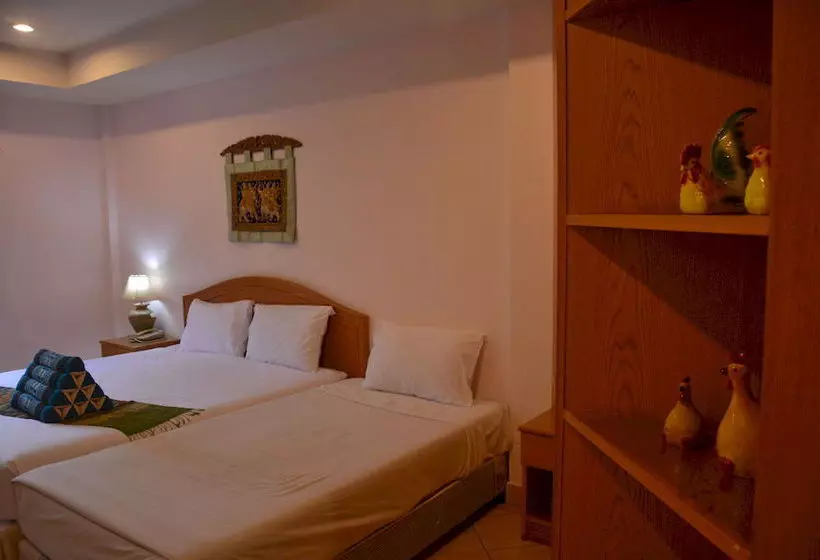 هتل Seven Oaks Inn