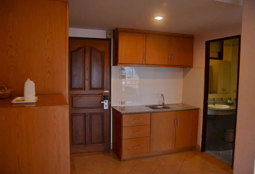 هتل Seven Oaks Inn