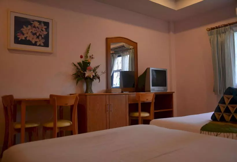 هتل Seven Oaks Inn