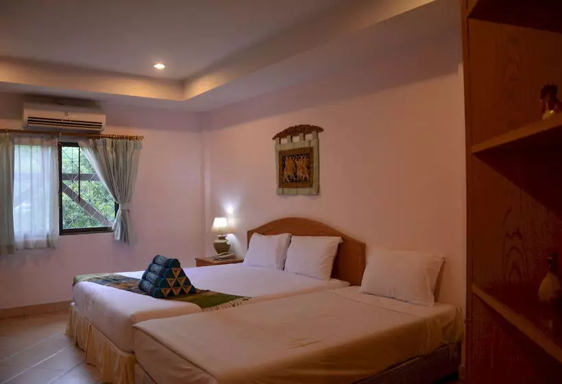 هتل Seven Oaks Inn