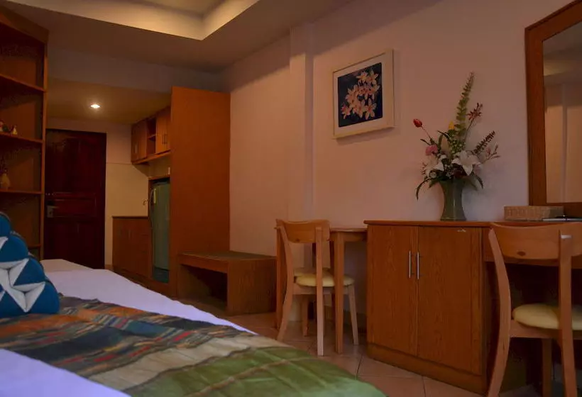 هتل Seven Oaks Inn