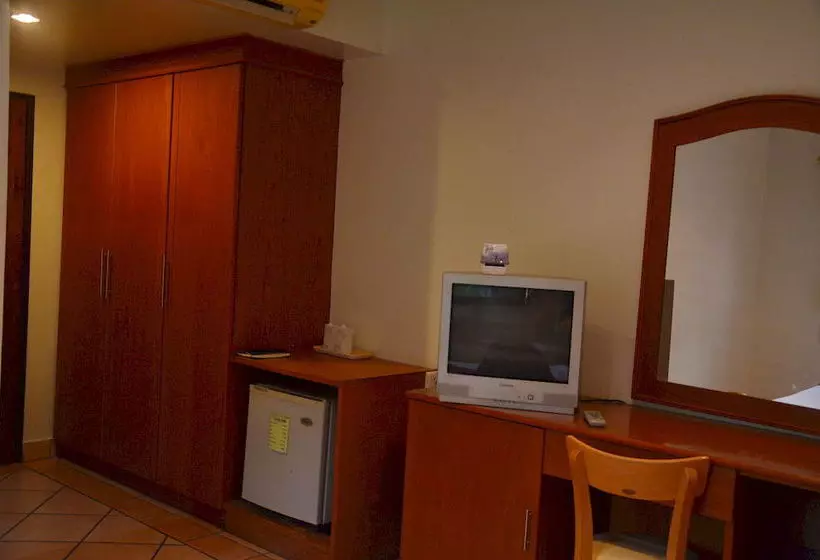 هتل Seven Oaks Inn