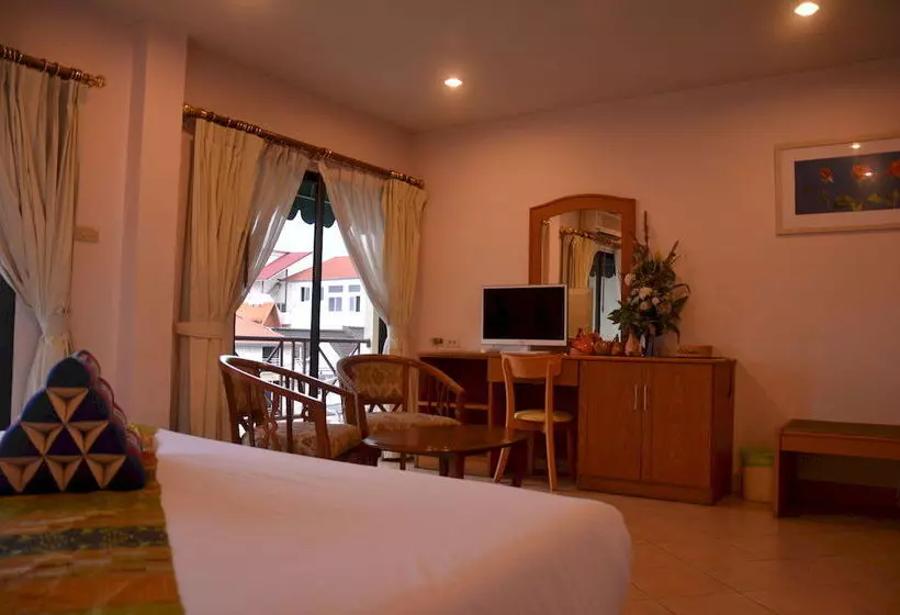 هتل Seven Oaks Inn