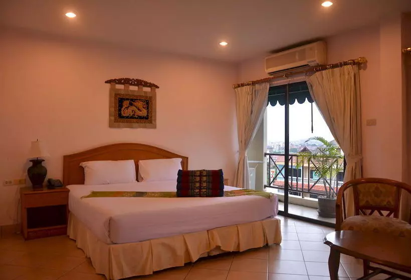 هتل Seven Oaks Inn