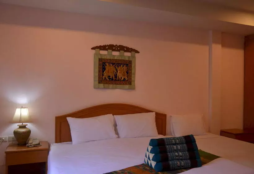هتل Seven Oaks Inn
