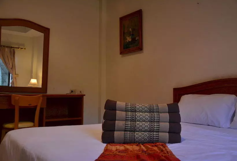 هتل Seven Oaks Inn
