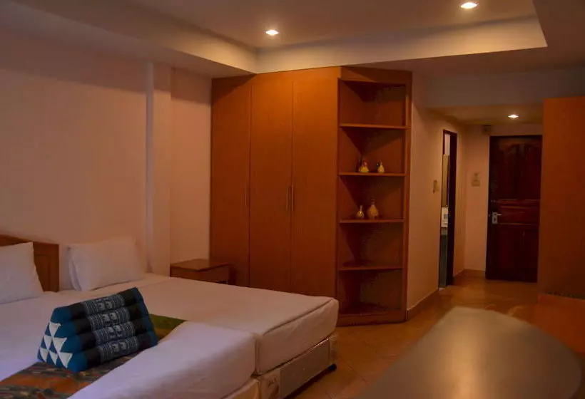هتل Seven Oaks Inn