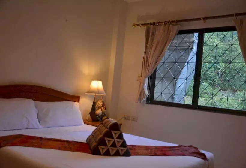 هتل Seven Oaks Inn