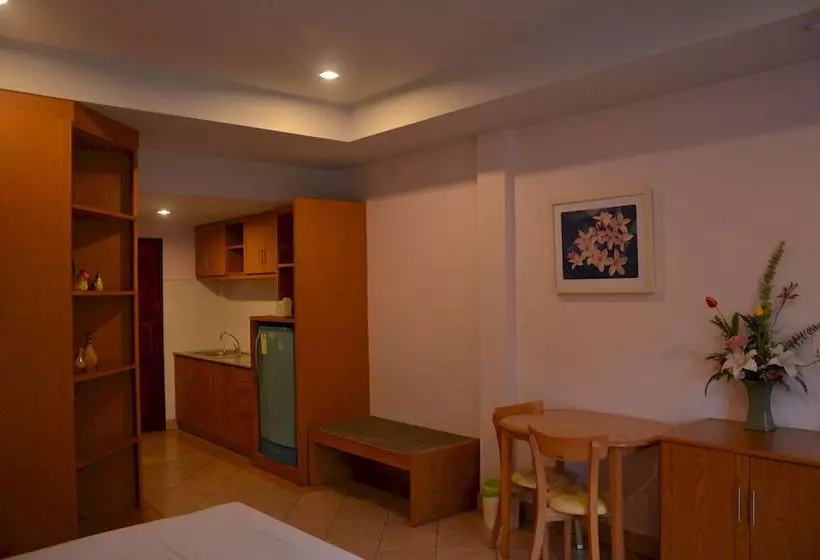 هتل Seven Oaks Inn