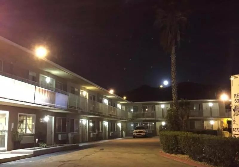 호텔 Hilltop Inn & Suites