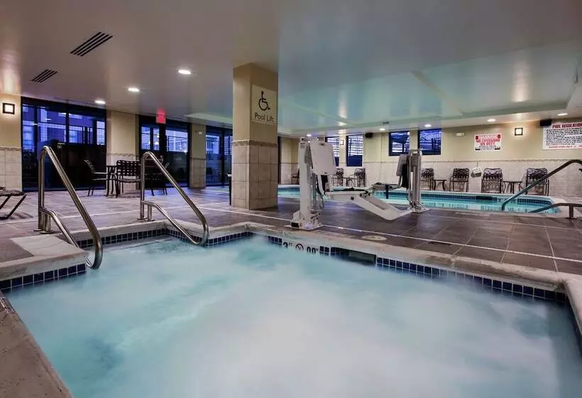 هتل Hilton Garden Inn Lincoln Downtown/haymarket