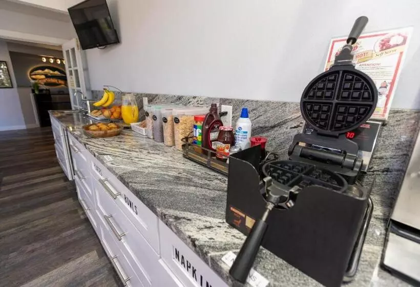 Отель Riverwalk Inn