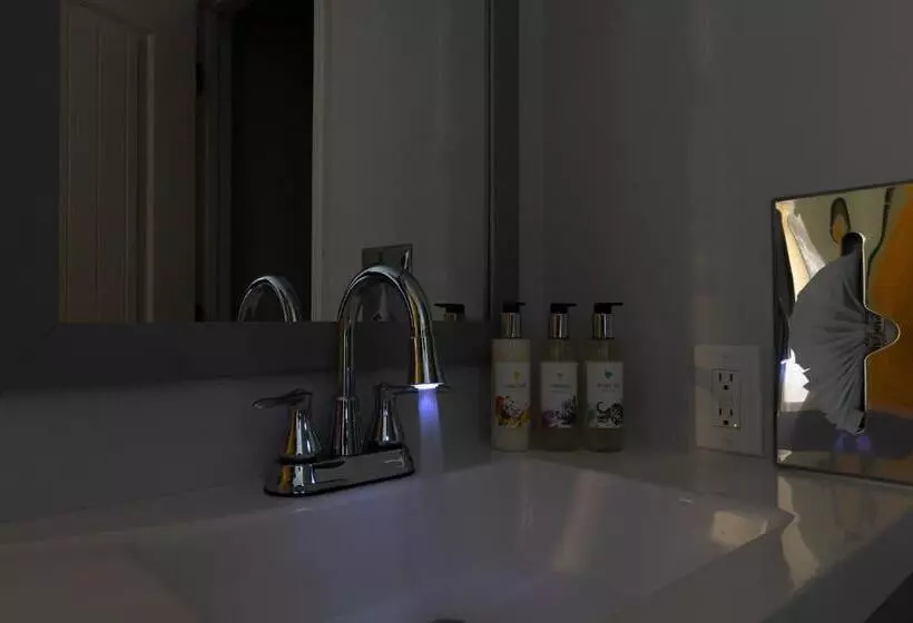 Отель Riverwalk Inn