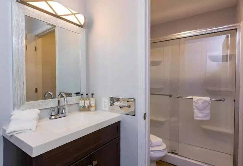 Отель Riverwalk Inn