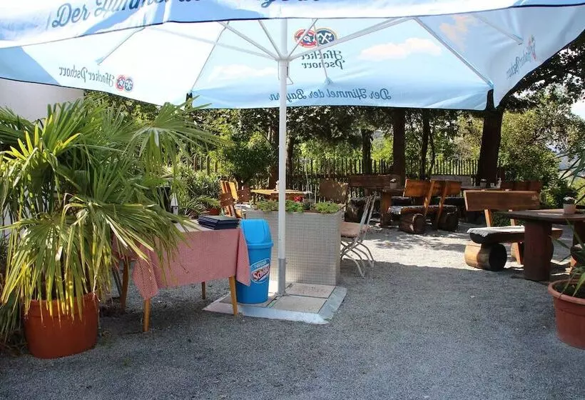 Hotelli Gasthof Zum Weissen Lamm