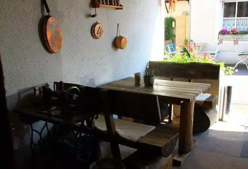 Hotelli Gasthof Zum Weissen Lamm