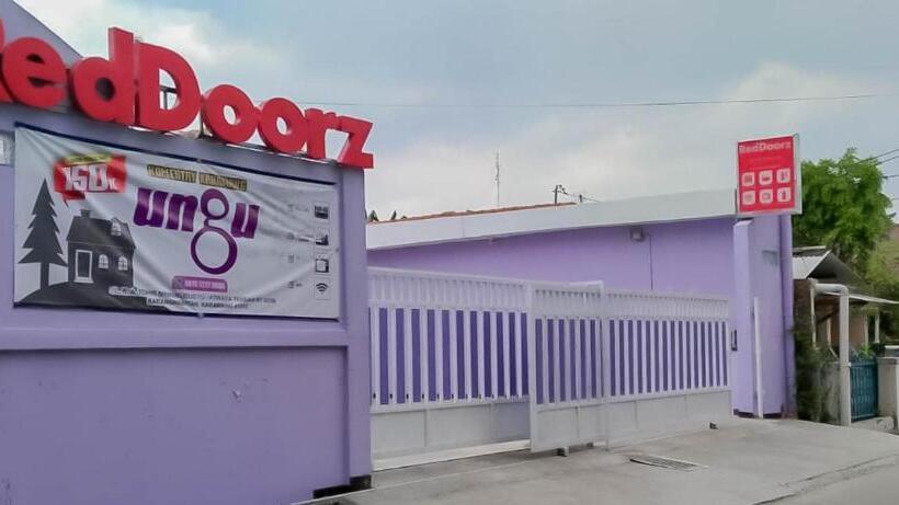 Hotel Reddoorz @ Jalan Ahmad Yani
