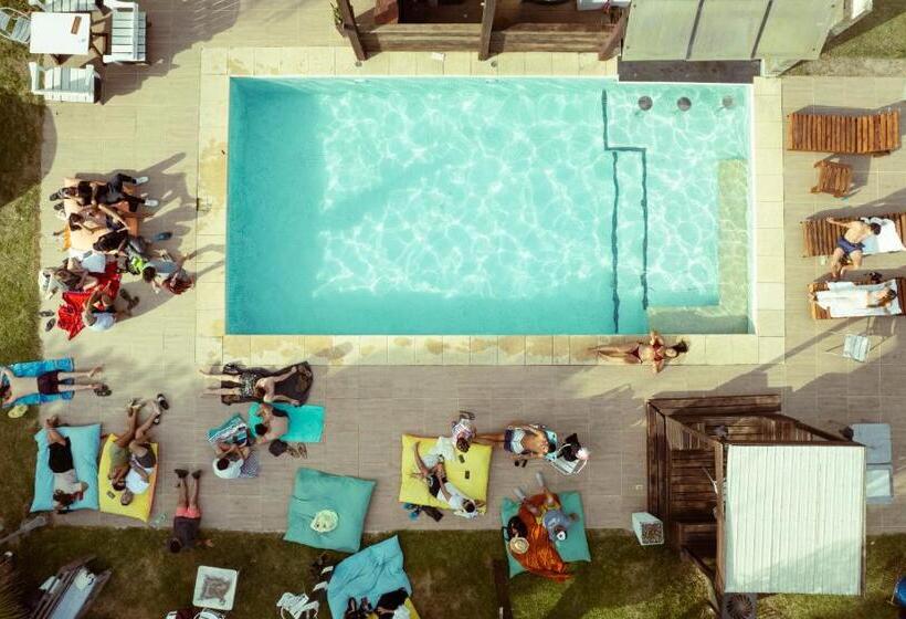 La Quinta Hostel & Suites