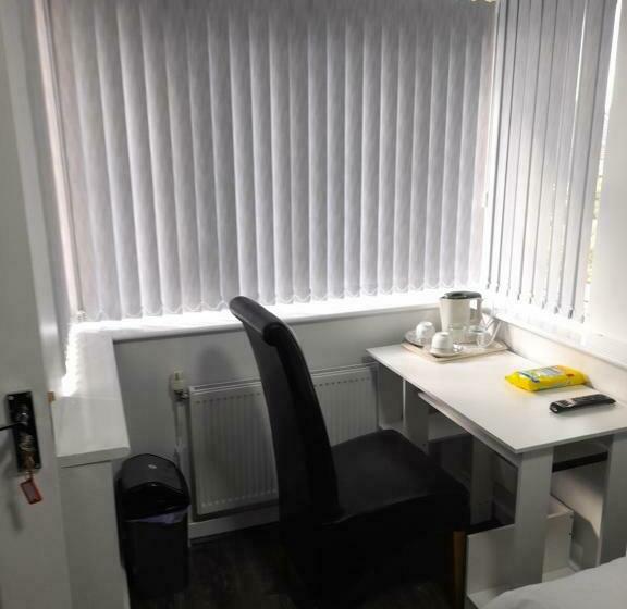 פנסיון Glorious Bnb Longbridge