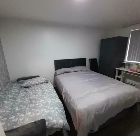 פנסיון Glorious Bnb Longbridge