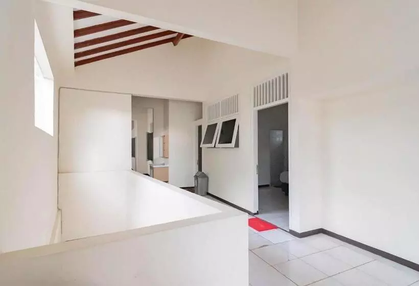 ホテル Reddoorz Plus @ Pakuan Residence Tajur