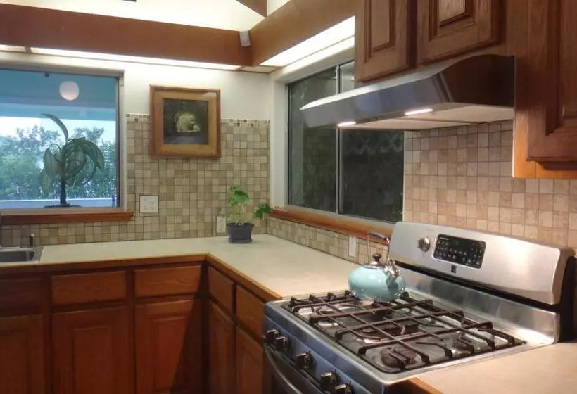 Majatalo Guest House In Hilo