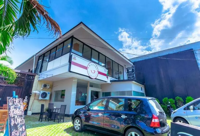 ペンション Lega Legi Town House Seminyak By The Lavana