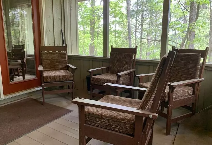 Hotelli Kanuga Inn & Lodging